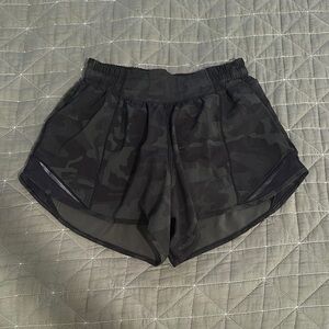 Never Worn Lululemon High Rise Hotty Hot Shorts 2.5”